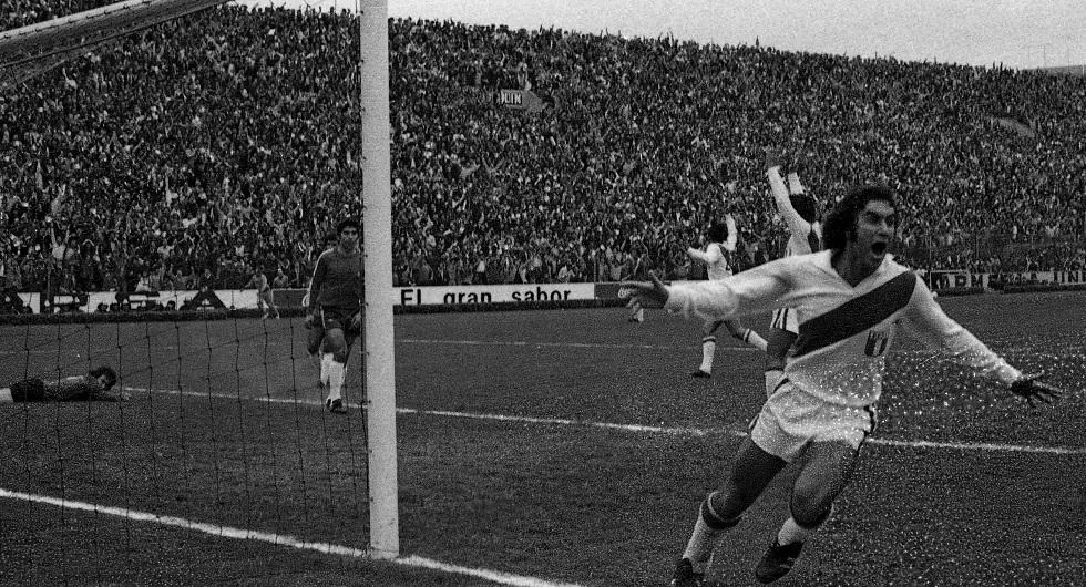 Juan Carlos Oblitas celebrando gol ante la selección chilena.