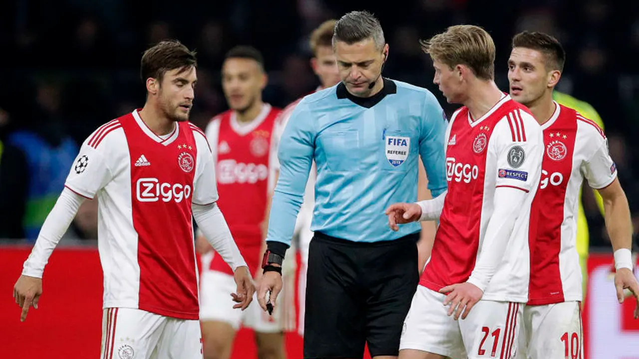 ¿Robo al Ajax? El VAR anula el 1-0 de Tagliafico